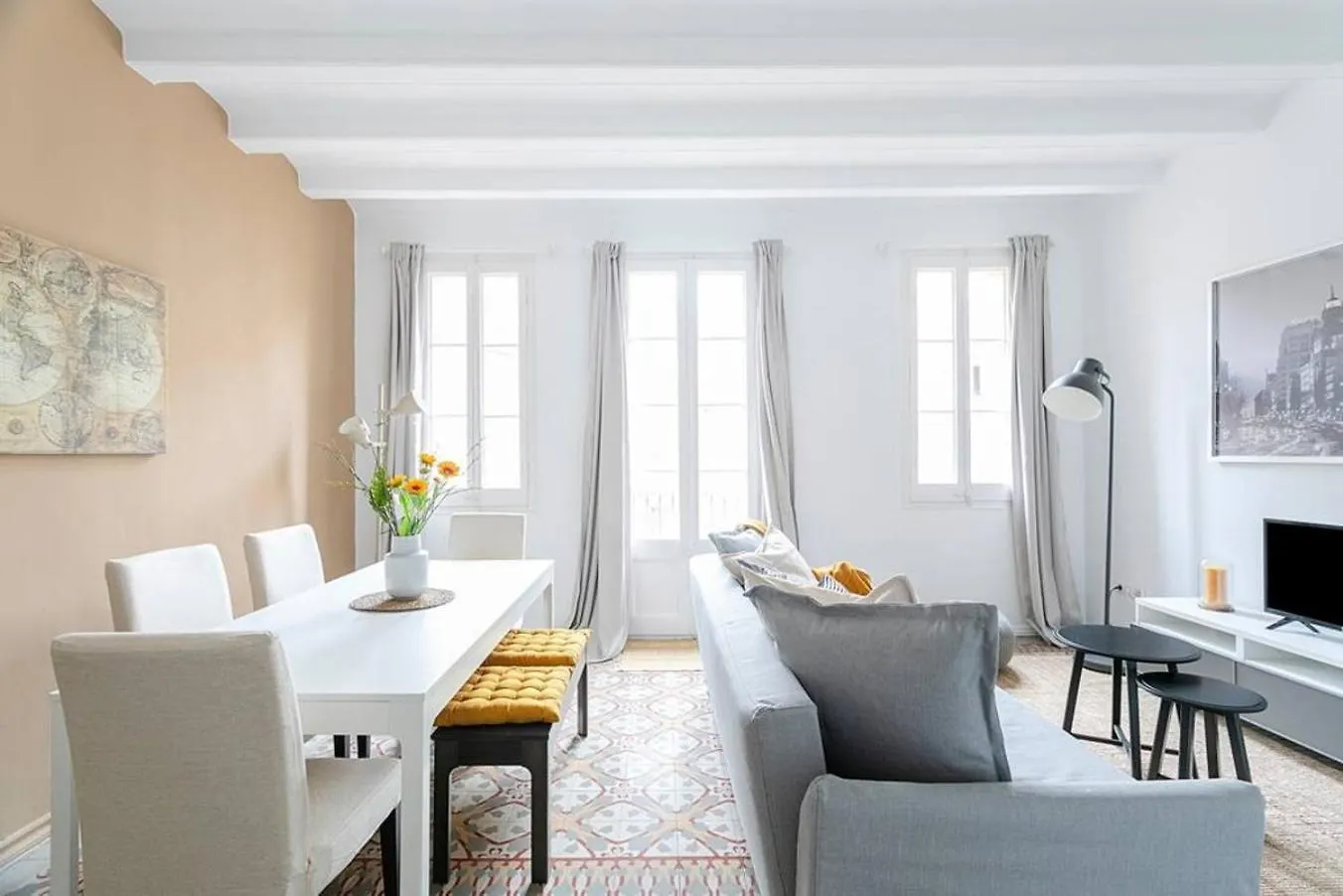 Exquisite&Historic Flat With Rooftop contacts